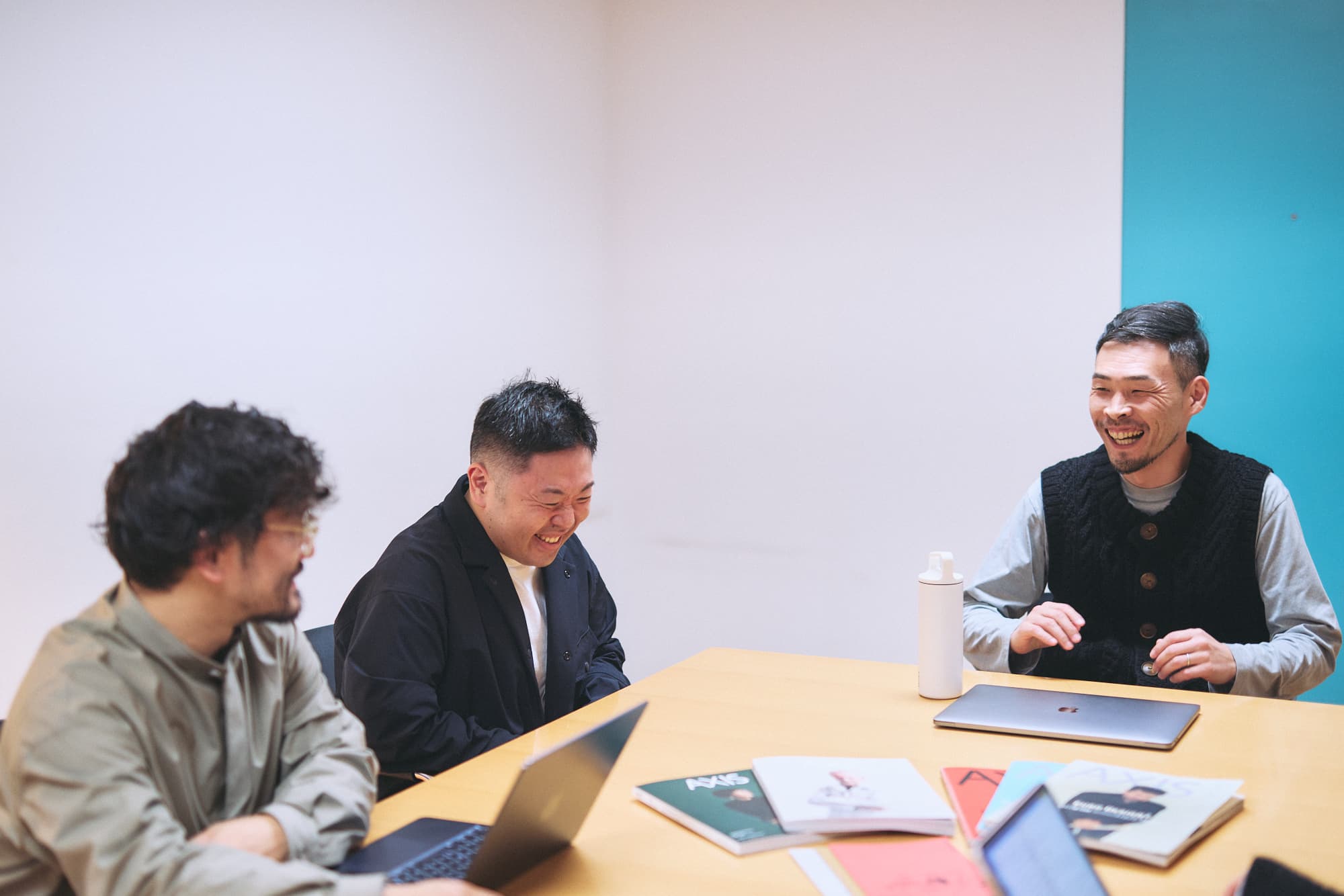 左から、ちょっと社プロジェクトマネージャー江辺、エンジニア志水、アクシスの大内様